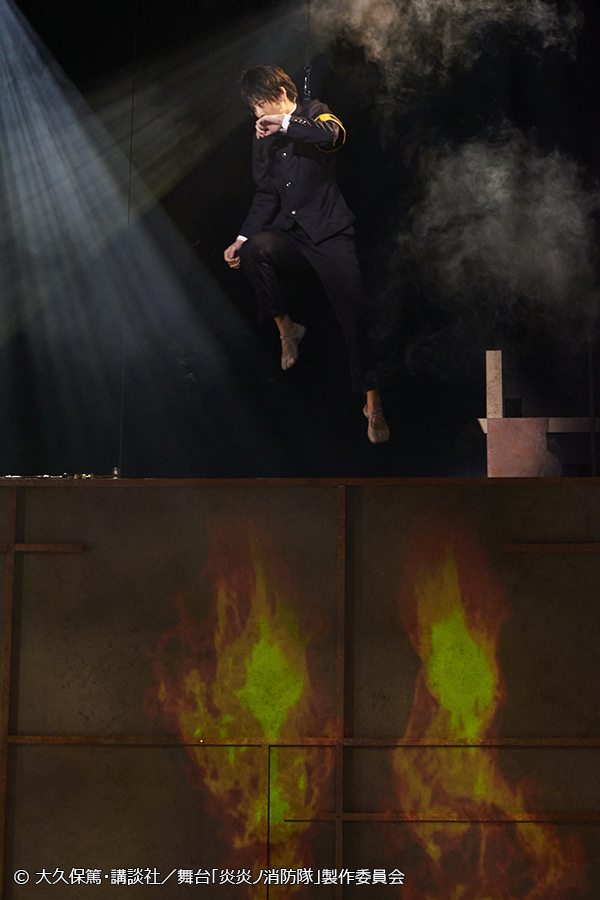 光と煙が織りなす美しき“炎のバトル”　圧巻のアクションシーンで魅せる舞台「炎炎ノ消防隊」公演レポ イメージ画像