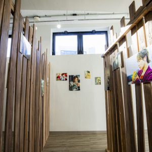 『失恋男子-シツレンバナシ-』アザーカット多数の写真展開催、内装写真が公開 イメージ画像
