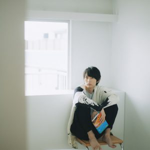 和田雅成、「芸術新潮」で読書愛を語る　“前後2列収納”の自宅本棚公開 イメージ画像