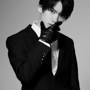 田村升吾の黒スーツ姿が公開、フォトマガジン「Stage Actor Alternative」に登場 イメージ画像