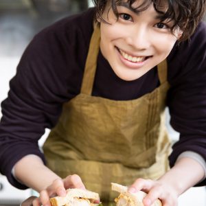 飯山裕太「美味しいご飯と共に楽しんで」　1st写真集『foodie』発売、お渡し会の開催も イメージ画像