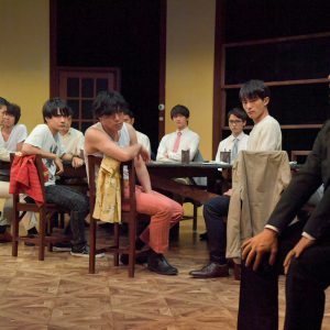 キムラ真「“演劇”が生きる為に必要なんだ」　ナイコン『12人の怒れる男』舞台写真＆コメントが到着 イメージ画像