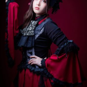 松田彩希・清水麻璃亜らが欧州調の装い　「赤の女王」キャラクタービジュアルが解禁 イメージ画像