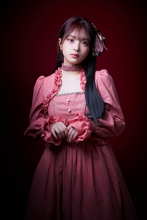 松田彩希・清水麻璃亜らが欧州調の装い　「赤の女王」キャラクタービジュアルが解禁 イメージ画像